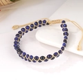 Nahaufnahme des handgefertigten Amethyst-Perlenarmbands mit verstellbarer Kordel - Blaues Tigerauge