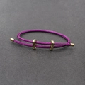 Détail du bracelet tressé violet avec fermoirs réglables en métal doré de haute qualité - Mauve Clair