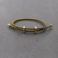 Détail du bracelet tressé noir et or avec boucles coulissantes métalliques réglables - Noir & Or