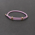 Détail du bracelet tressé rose et bleu clair avec curseurs de réglage en métal doré - Rose Bleu Clair