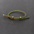Détail du bracelet tressé rouge et vert réglable avec des éléments coulissants en laiton - Vert & Marron