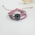 Detail van roze gelaagde gevlochten lederen armband met zonnetotem en kralen - Roze Armband Zon 1