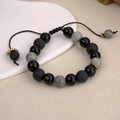 Dettaglio del bracciale regolabile in pietra lavica nera con perle marmorizzate e cordino - Stile Regolabile Pietra Paesaggio e Pietra Lavica (10mm)