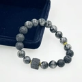 Vista dettagliata delle perle di lava nera e pietre di marmo grigio su un bracciale di perline - Stile Pietra Lavica Quadrata e Glitter Nero (10mm)