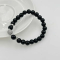 Dettaglio del bracciale di perline nere con pietra marmorizzata e distanziatori argento - Stile Vetro Nero Lucido/Ossidiana (10mm)