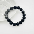 Dettaglio del bracciale con pietre laviche nere opache e perle effetto marmo - Stile Opaco e Glitter Nero (10mm)