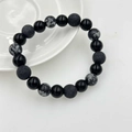 Detailansicht von Vulkanstein, schwarzen Perlen und Schneeflocken-Obsidian auf dem Armband - Schneeflocken-Stein-Stil (10mm)