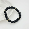 Detailansicht der matten und glänzenden schwarzen Lavasteinperlen mit goldenen Akzenten - Matte und Glänzende Schwarze Stil (10mm)