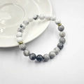 Dettaglio del bracciale con perle di marmo bianco e distanziatori in metallo dorato - Stile Turchese Bianco e Pietra Paesaggio (8mm)