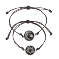 Dettaglio dei ciondoli Sole e Luna intrecciati a mano su braccialetti in corda nera regolabili - Stile Luna Stella Luminosa Nera (BM-0092)