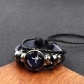 Detailansicht des gewebten schwarzen Lederarmbands mit Fische-Sternzeichen-Anhänger - Fische / 18mm Schwarz