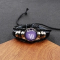 Detailaufnahme des Skorpion-Sternzeichen-Armbands aus schwarzem Leder mit lila Glasstein - Skorpion / 18mm Schwarz
