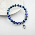 Makroaufnahme eines Armbands mit blauen Augenperlen und einem silbernen Hamsa Hand Anhänger - Blauer Handstil (BNS-0222-8mm)