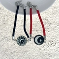 Dettaglio macro dei braccialetti intrecciati per coppia con sole e luna - Stile Luminoso Sole e Luna Nero (BM-0107)