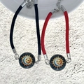 Dettaglio macro dei ciondoli sole e luna su cordini intrecciati per bracciali coppia - Stile Viso di Sole Colorato 3 (BM-0107)