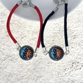 Detail van gevlochten touwarmbanden met zon en maan glazen cabochons voor koppels - Maya Zon & Maan Stijl (BM-0107)