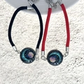 Dettaglio dei braccialetti intrecciati a mano sole e luna in nero e rosso per coppie - Stile Luna Colorato (BM-0107)