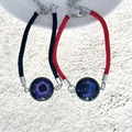 Detailopname van de geweven zon en maan bedeltjes op gevlochten armbanden - Paarse Zon & Maan Stijl (BM-0107)