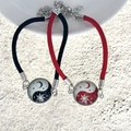 Dettaglio macro di braccialetti intrecciati sole e luna con ciondoli in argento su pietra - Stile Tai Chi Sole e Luna (BM-0107)