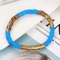 Detailopname van bohemian rekarmband met blauwe en bronzen heishi-kralen van klei - Helderblauw & Bronsgoud Stijl (BNS-0427-Stijl 6)