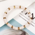 Detail van een bohemien handgemaakte armband met crème heishi kralen en goud - Crème Goud Metalen Plaat Stijl (BNS-0427-Stijl 7)