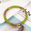 Detail van groene polymeerklei kralen en vintage gouden afstandhouders op de armband - Grasgroen Vintage Goud Stijl (BNS-0427-Stijl 10)