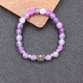 Vue macro des perles d'agate violette à texture patinée et breloque chouette vintage sur bracelet - Style Pierre Vieillie Violette (BNS-0364 Bracelet Chouette & Pierre Vieillie Violette)