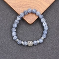 Vue détaillée du bracelet en perles de turquoise vintage avec un pendentif hibou - Bracelet hibou noir vieilli