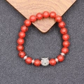 Macro detail van rode turquoise kralenarmband met vintage zilveren uil hanger - Rood Turkoois Stijl (BNS-0364-猫头鹰手链+红松石)
