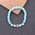 Gros plan d'un bracelet en perles de turquoise bleue avec un pendentif chouette argenté - Style Turquoise Bleue (BNS-0364 - Bracelet Hibou + Turquoise Bleue)