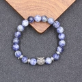 Détail du bracelet de yoga en perles de turquoise avec breloque chouette en argent vieilli - Style bleu à pois blancs (BNS-0364 Bracelet hibou)