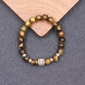 Bracelet en perles œil de tigre avec breloque hibou sur fond bois et pierre rustique - Style Œil de Tigre (BNS-0364 Bracelet Hibou + Œil de Tigre)