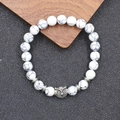 Witte turquoise kralen armband met zilveren uil hanger op een donkere getextureerde mat - Wit Turkoois Stijl (BNS-0364-猫头鹰手链+普通白松)