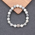 Détail de la perle chouette et des pierres naturelles sur un bracelet de yoga argent - Bracelet Hibou Style Artistique (BNS-0364)