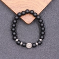 Vue détaillée de la perle hibou et des billes noires mates sur bracelet de yoga - Style Noir Mat (BNS-0364 Bracelet Hibou + Noir Mat)