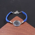 Details des königsblauen Samtband-DIY-Armbands mit leeres silbernes rundes Metallgehäuse - Saphirblau