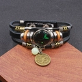 Dettaglio del bracciale multistrato in pelle Sagittario con ciondolo nebulosa e perline in legno - Sagittario Luminoso
