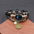 Dettaglio del bracciale Acquario multistrato in pelle con cupola in vetro e ciondolo in bronzo - Acquario Luminoso