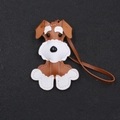 Détail de couture sur un porte-clés chien Schnauzer en cuir marron et blanc fait main - Marron