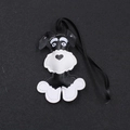 Détail d'un pendentif Schnauzer en cuir fait main avec coutures blanches et cordon - Noir