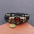 Dettaglio del bracciale multistrato in pelle segno Leone con cupola in vetro e ciondolo - Leone