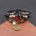 Dettaglio di un bracciale multistrato in pelle con segno della Vergine e perla luminosa - Vergine Luminosa
