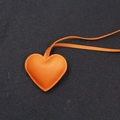 Ciondolo a cuore in pelle arancione con cuciture fini e cordino abbinato in dettaglio - Stile Cordino / Arancione
