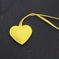 Ciondolo a cuore in pelle gialla minimalista per borse e chiavi con cinturino coordinato - Stile Cordino / Giallo