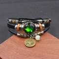 Bracciale Ariete in pelle luminosa con vetro nebulosa verde e ciondoli in bronzo - Ariete Luminoso