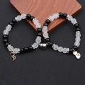 Dettaglio della chiusura magnetica a cuore e ciondoli gatto su bracciali di coppia - Vista Posteriore Gatto Bianco (BNS-0546-Vista Posteriore Gatto Bianco)