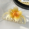 Detalle macro de la pinza para el pelo con degradado de pétalos de flores naranja y crema - Amarillo 11cm