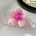 Detalle de la pinza de pelo grande con diseño de flor de frangipani en degradado rosa suave - Rosa 11cm