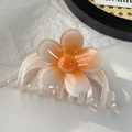 Vue macro de la pince à cheveux dégradé orange en forme de fleur avec finition polie - Corail 11cm