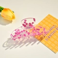 Dettaglio della molletta per capelli in acrilico rosa con fiori e logo fatto a mano - 10.5cm / Fiore Viola